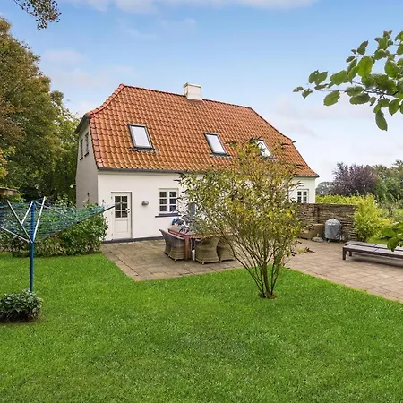 Nyaraló 3 Bedroom Cozy In